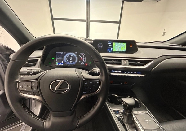 Lexus UX cena 129900 przebieg: 63558, rok produkcji 2019 z Sochaczew małe 352